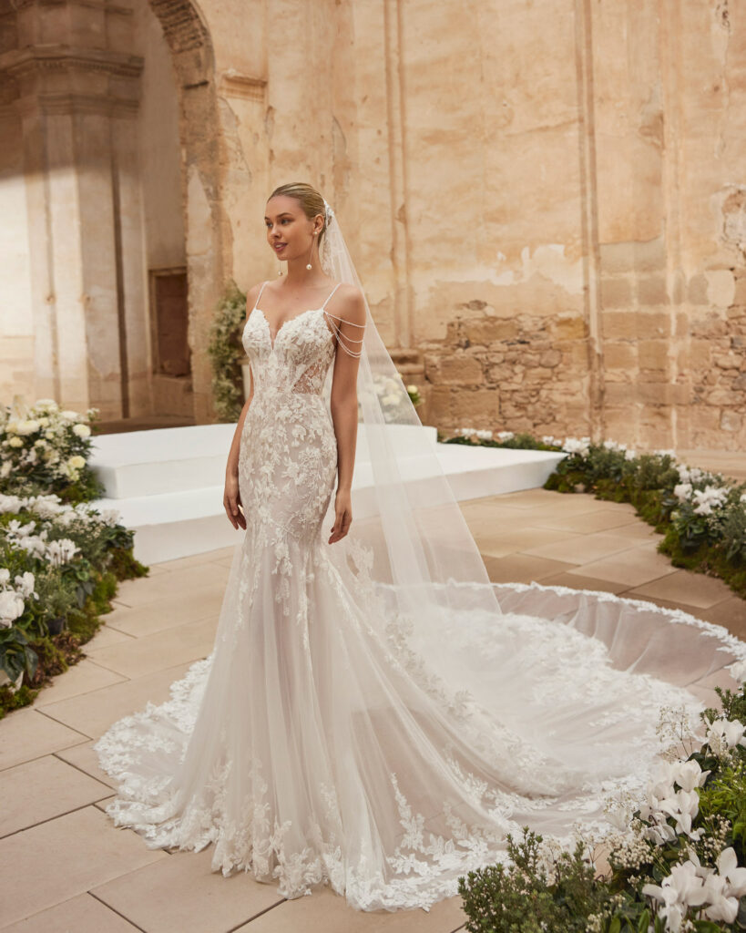 Meerjungfrau-Brautkleid aus Spitze mit Schleppe, Vorderansicht