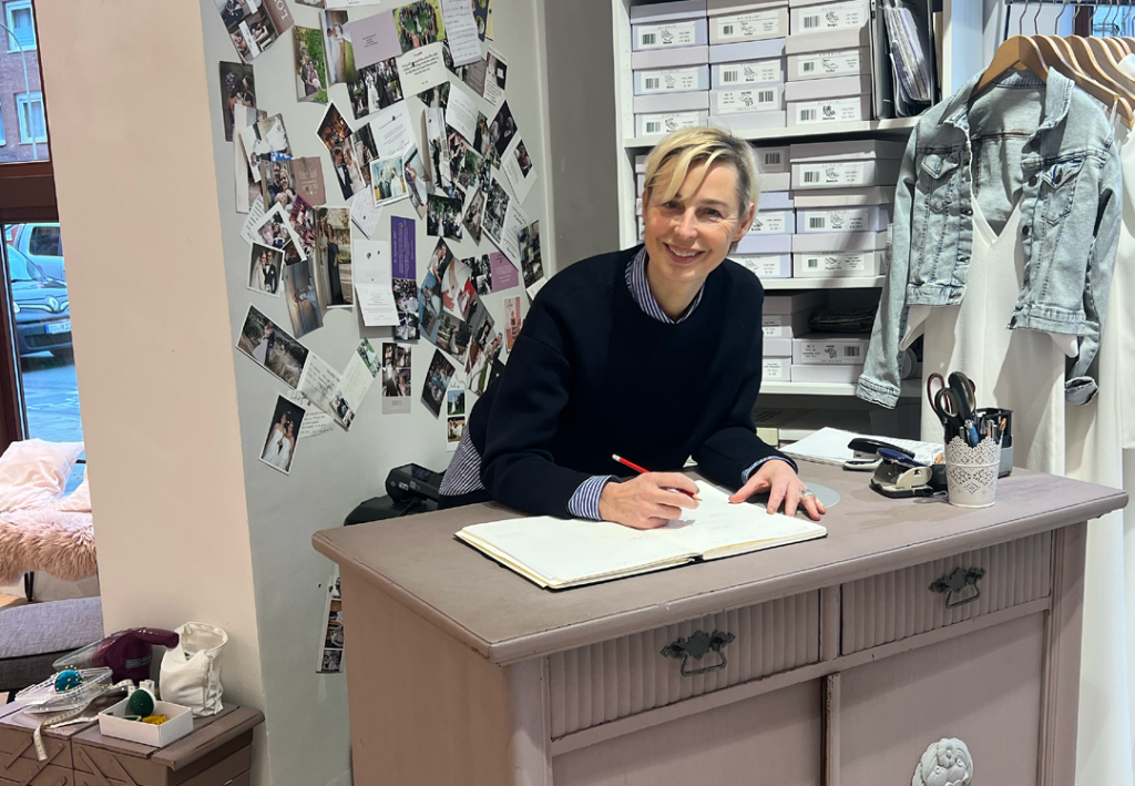 Nicole Dujat am Terminbuch