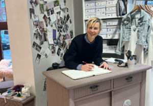 Nicole Dujat am Terminbuch